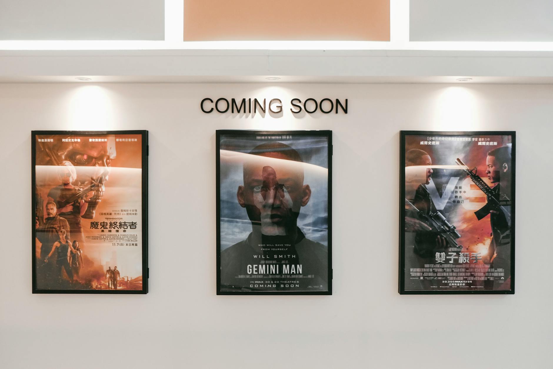 Photo de Henry  & Co. sur Pexels.com : des affiches de film, celui au centre est "Gemini Man"
